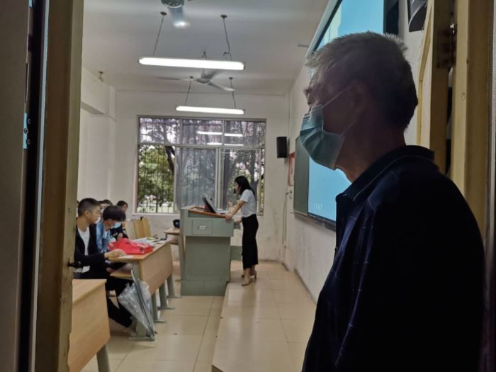 学期第一天校领导带头深入教学一线检查指导教学工作