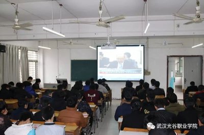 必赢官网师生积极观看“两会”   热议“两会”话题