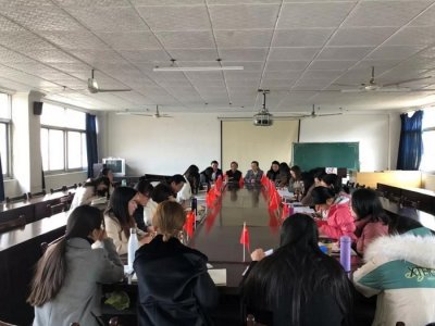 人文教育学院党总支召开专题组织生活会暨党员民主评议大会