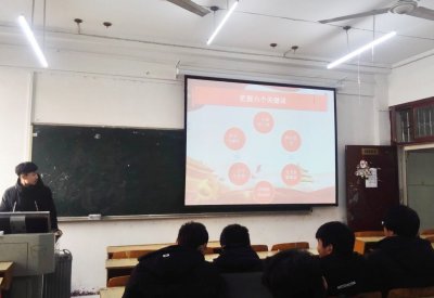 十九大精神进课堂 思政教师当好排头兵