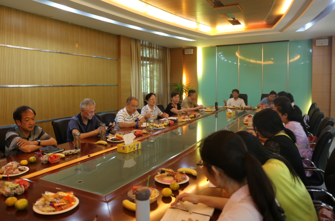 学校召开教师代表座谈会