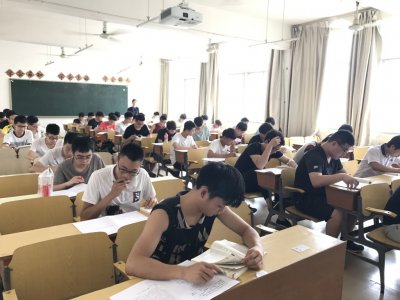 第二学期期末考试顺利进行
