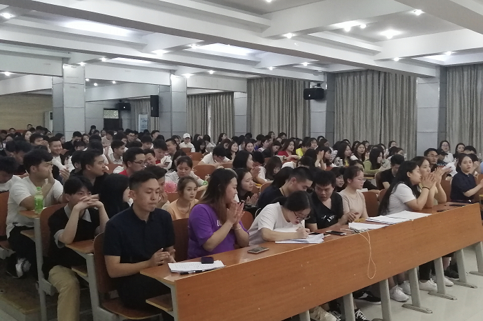 经济管理学院召开2016级学生清考及毕业事宜主题班会